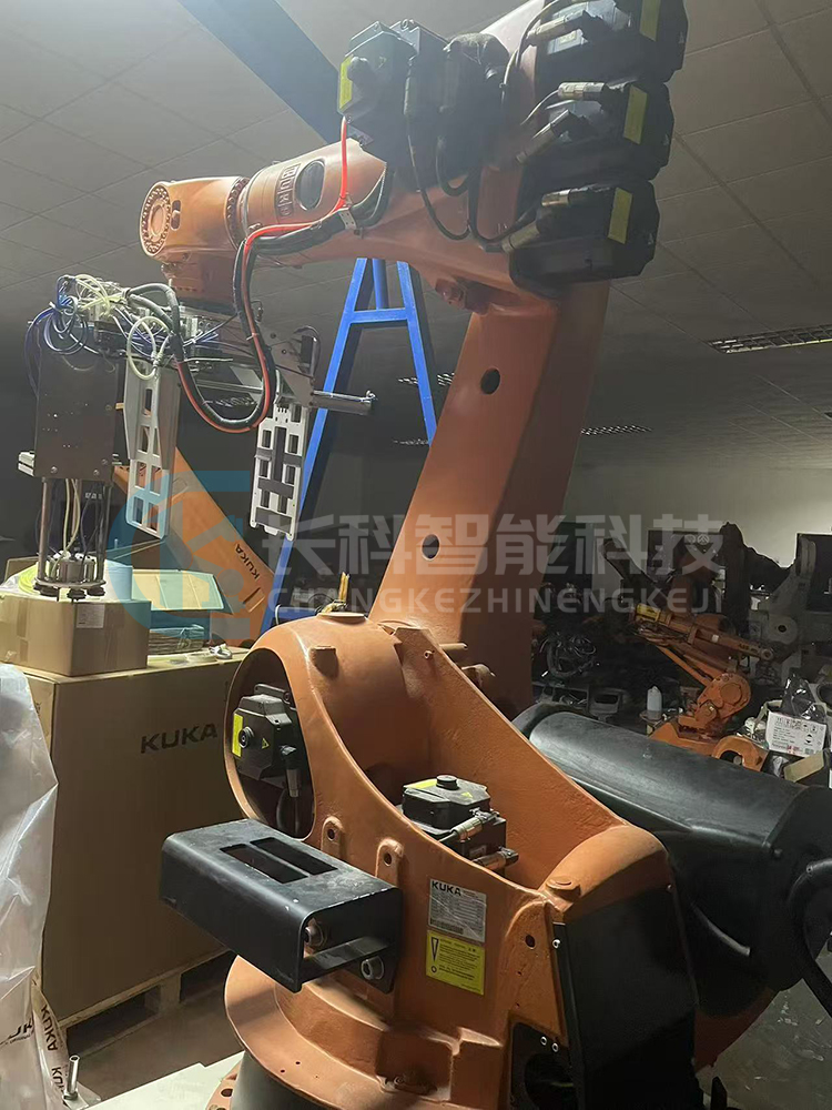 庫卡C2機器人KR210 R2700拆裝平衡桿 庫卡C2機器人KR210 R2700拆裝平衡桿